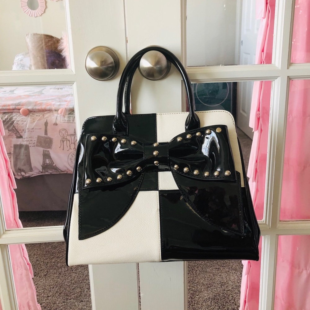 Black and White Bow Purse by Betsey Johnson 👛